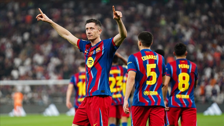 İspanya Süper Kupası'nı Real Madrid'i 3-2 yenen Barcelona kazandı