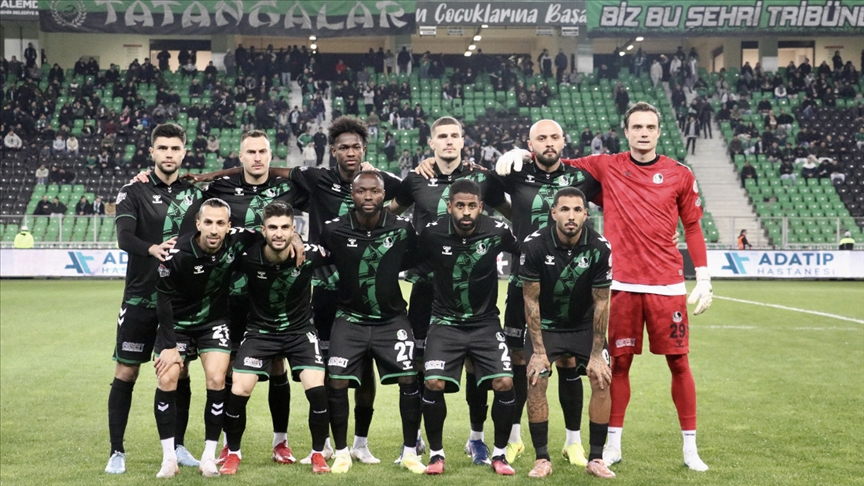 Sakaryaspor'a teknik direktör değişikliği ve transferler de 
