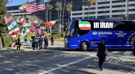 İran Milli Futbol Takımı'nın konakladığı otel önünde protesto gösterileri yapıldı